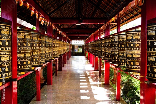 Tableau sur toile Prayer wheel corridor wide horizontal Buu Minh Pagoda Vietnam