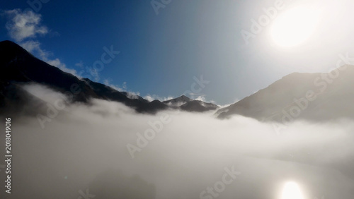 Foto Aerial View of Misty Mountains in Queenstown New Zealand at Sunrise