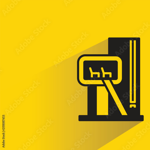 Foto modern design house building with shadow on yellow background