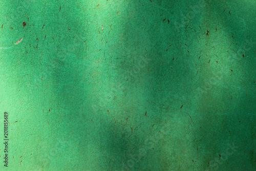 Foto Green painted old iron wall background with stylish fine cracked texture