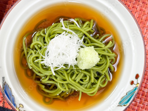 涼やかな茶そばの和風料理