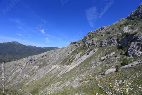 Foto Panoramic View of a Hiking Trail Overlooking the Mediterranean Sea on Mount Rede