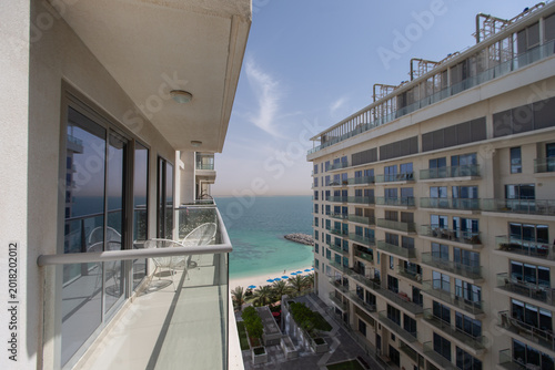 Foto Balcony view of beach and buildings in a coastal location during daytime