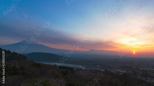 静岡県富士市岩淵から眺める日の出の風景（タイムラプス・ズームアウト）　眼下には岩本山、富士川、東名高速道路、富士川楽座、富士川インターチェンジが見えます。
