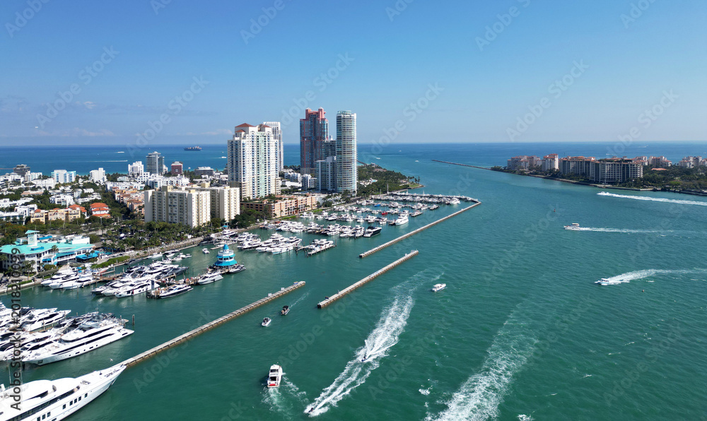 Fototapeta premium Aerial drone view of Miami Beach marina with luxury yachts. Miami Beach with yachts and marina. Marina in Miami Beach Florida with boats. Miami Beach marina and Biscayne Bay.