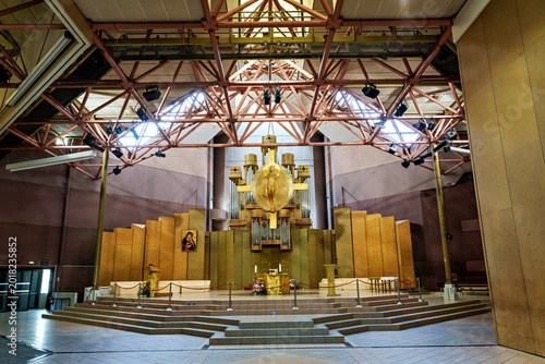 Cuadro en lienzo Interior of Saint Bernadette Church in the Sanctuary of Lourdes, France