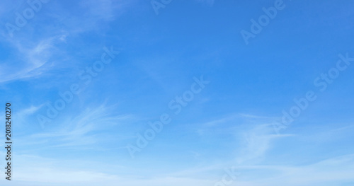 фотографія Clear blue sky with wispy clouds drifting gently