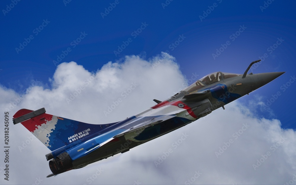 Fototapeta premium Rafale Solo Display 2026 en montée passage nuages