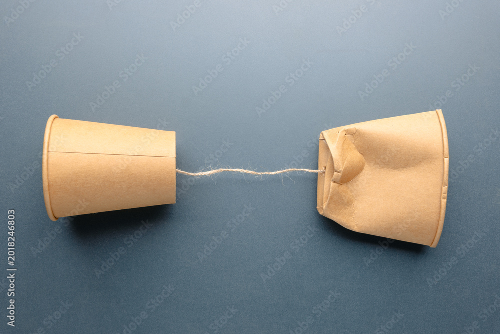 Obraz premium Paper cup phone with one damaged cup, communication problem concept