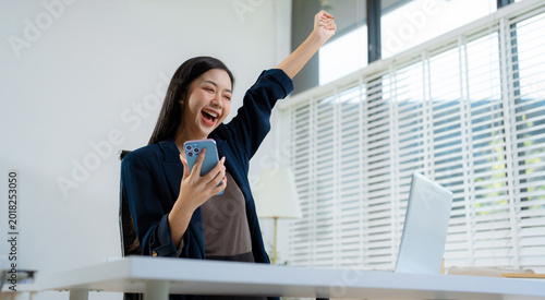 Fotografia Overjoyed charming excited woman business woman worker using smartphone