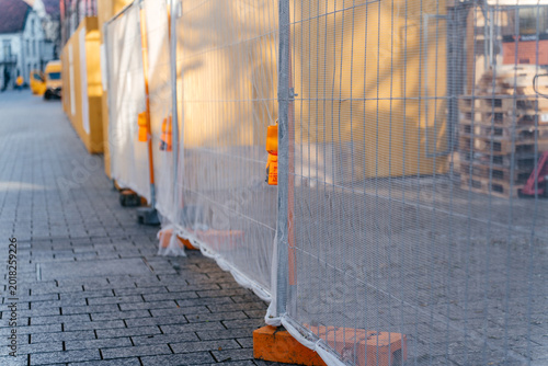 Foto Temporary construction fencing installed along a city sidewalk at an urban building site