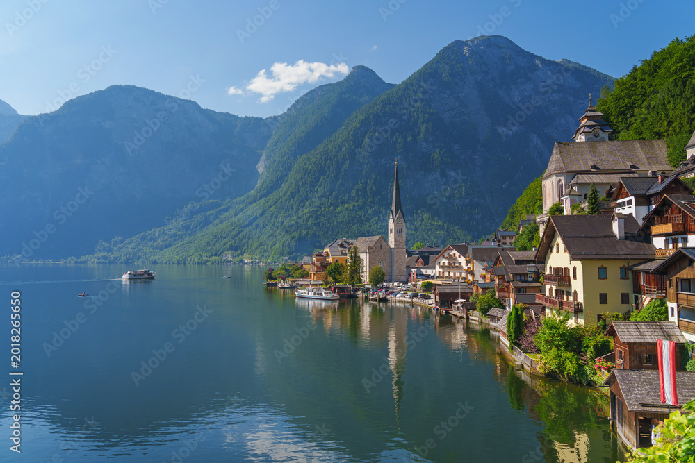 Fototapeta premium Idyllic Hallstatt mit Spiegelung im See Wasser - old town, Austria. Big Panorama.