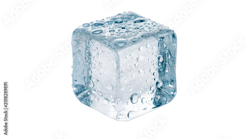 Photos Single clear glass ice cube for refreshing summer beverage drink and cocktail de