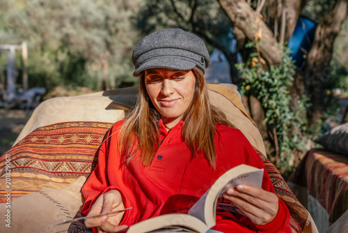 Konstfotografi Woman reading book outdoors enjoying leisure time