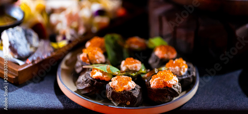 Foto Pumpernickel bread sandwich snack with cured smoked salmon and fresh avocado ser