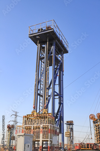 Foto Blue Tower-Type Oil Extraction Equipment in Oil Field