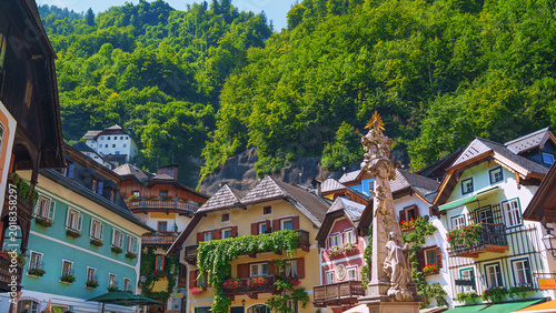Fotografia Idyllic Hallstatt mit Spiegelung im See Wasser - old town, Austria