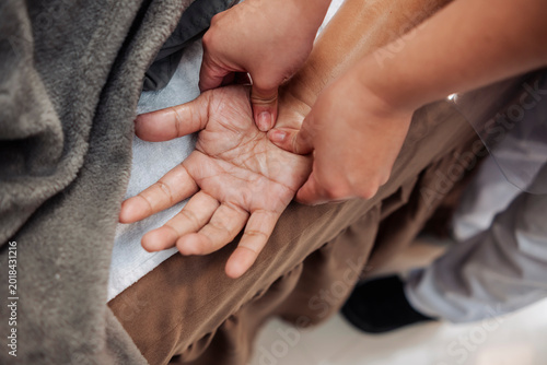 Photos Closeup of therapeutic hand massage using deep pressure point technique for wrist mobility, muscle relaxation, circulation, and pain relief treatment