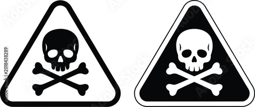 Foto Skull and crossbones warning symbol in triangular shapes