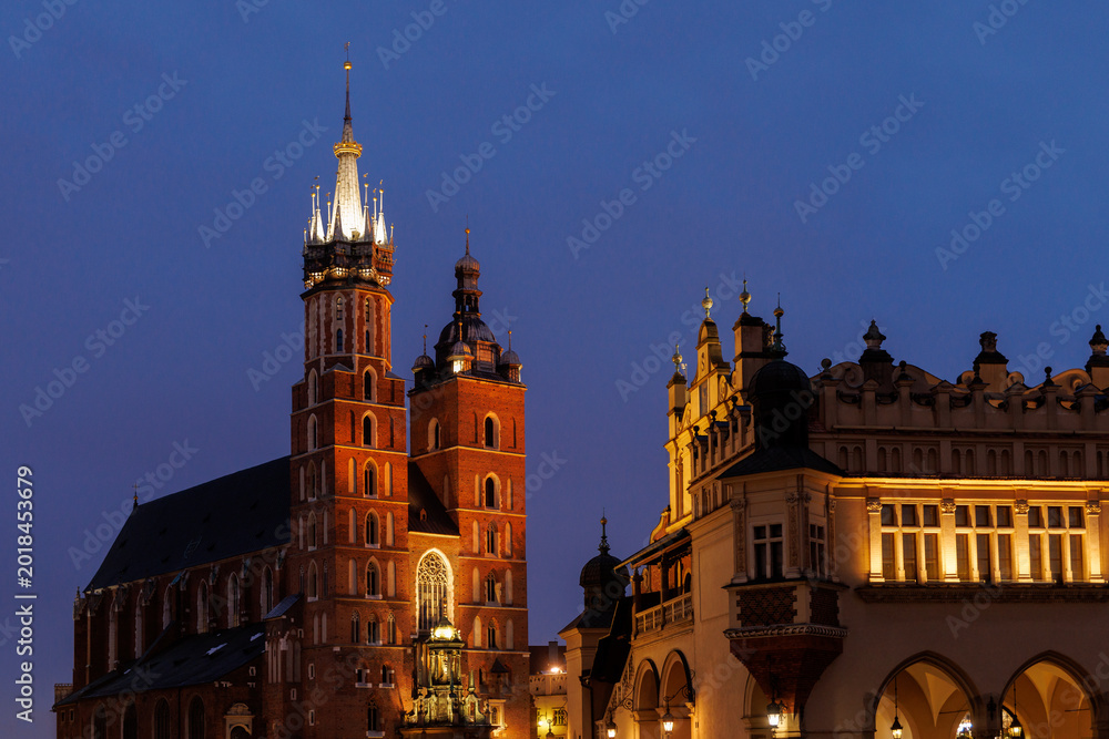 Fototapeta premium St. Mary's Basilica and Cloth Hall in Krakow at twilight