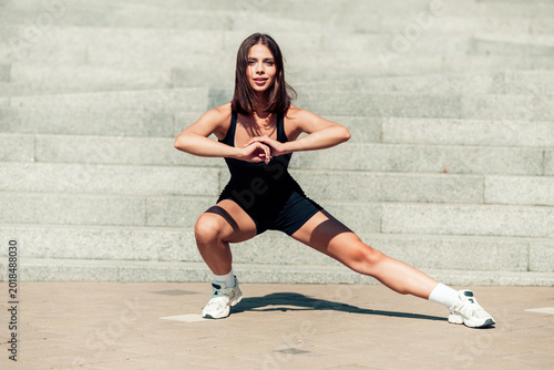 Quadro em tela Fit young woman performing a lateral lunge stretch outdoors on urban steps — ath