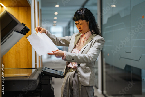 Canvas-taulu Businesswoman frustrated with faulty office printer document jam