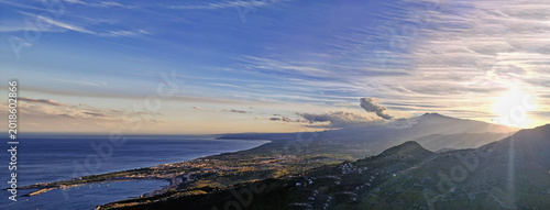 Fotografía L'Abbraccio del Gigante, Tramonto sulla Baia di Taormina ed Etna 28c31c33