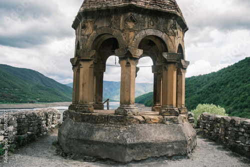 Fotografía the medieval stone defense walls and conical dome of Ananuri Fortress in Georgia
