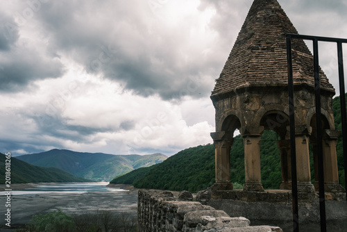 Foto the medieval stone defense walls and conical dome of Ananuri Fortress in Georgia