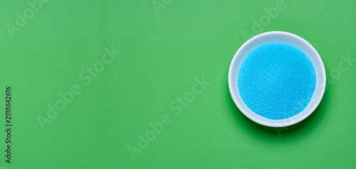 Tableau sur toile Bright blue copper sulfate in a bowl - Blue sea salt