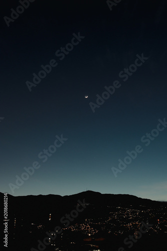 Принти на полотні anochecer con la luna en la montaña