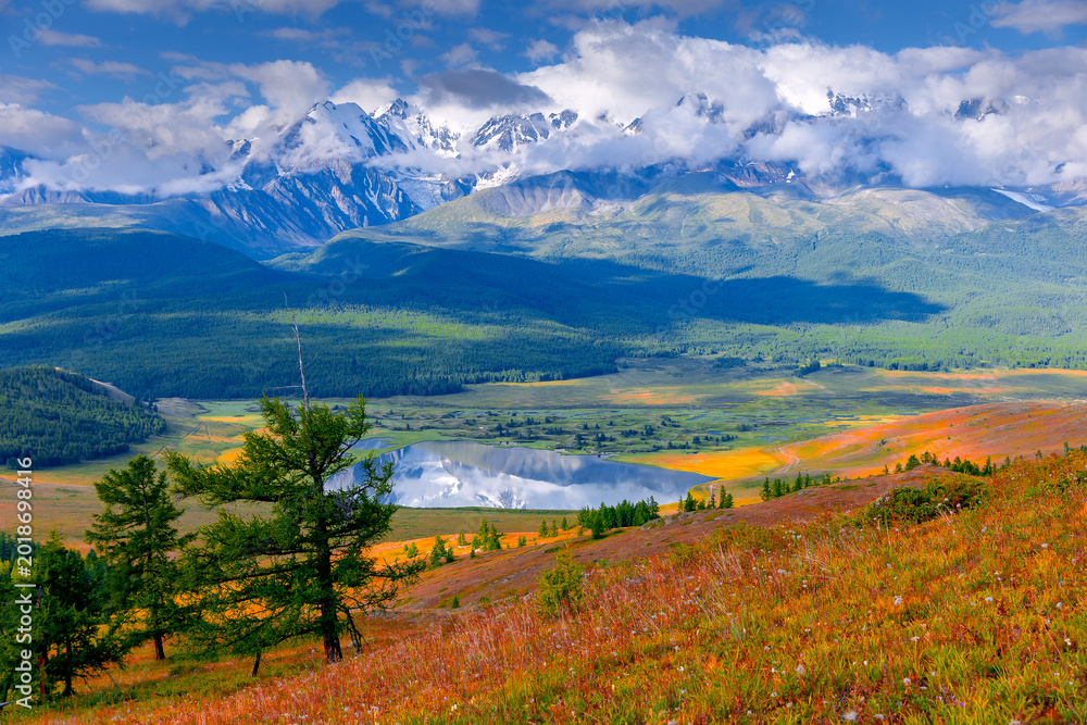 Obraz premium Stunning Altay mountains with Dzhangyskol lake reflection, Russia