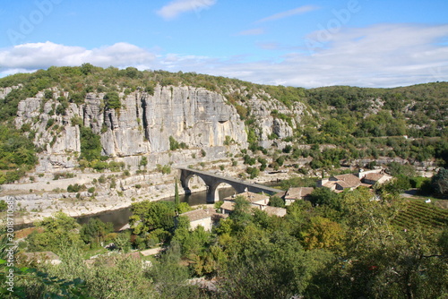 Vue plongeante sur le pont de Balazuc, joli village médiéval situé dans le département de l'Ardèche en France