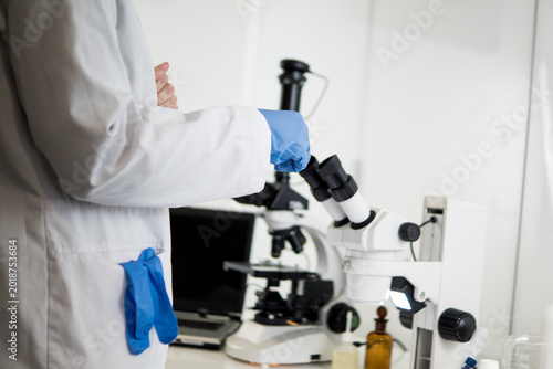 Fotografía Specialist in protective equipment preparing to handle sensitive medical samples