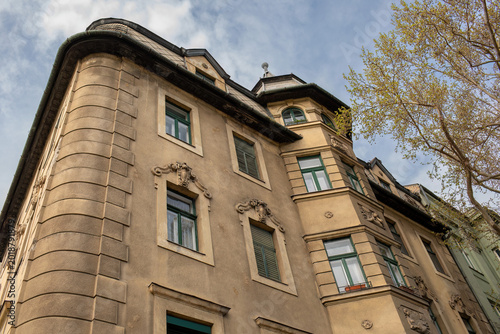 Cuadro en lienzo Budapest, Hungary - Historic residential building facade with classic architectu