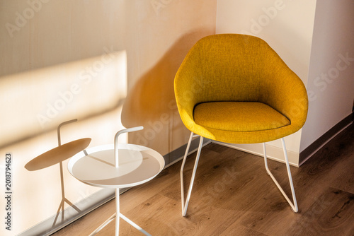 Fotografie Decoración de oficina, silla con mesa y luz de la tarde