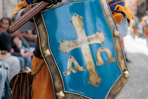 Quadro em tela Detalle de escudo medieval con cruz y símbolos alfa y omega en el desfile de Alc