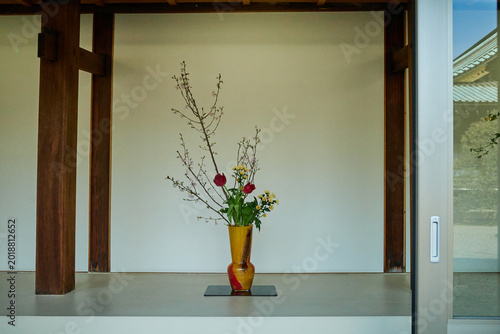 Quadro em tela Ikebana flower arrangement in a yellow vase at a traditional Japanese room
