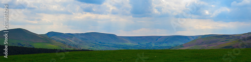 Φωτογραφία A view into the Edale horseshow from crook hill