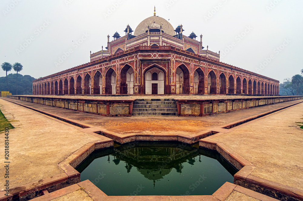 Fototapeta premium Ansichten des Humayun-Mausoleum in Delhi, Indien, ist der Grabbau von Nasiruddin Muhammad Humayun