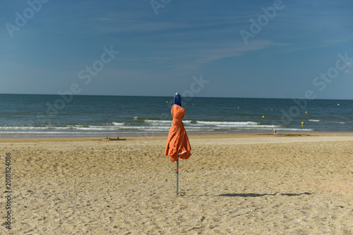 Bilde på lerret Plage de Normandie et parasol