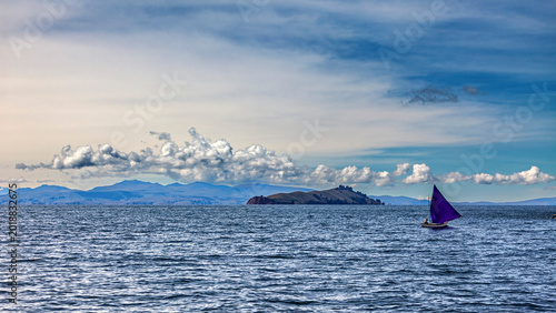 Foto A view of the snow-capped Andes at Lake Titicaca near Copacabana, Bolivia