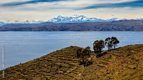 Foto A view of the snow-capped Andes at Lake Titicaca near Copacabana, Bolivia