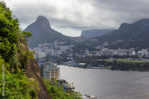 Tableau sur toile Lagoa Neighborhood from the Urubu Viewpoint, Catacumba Park - Rio de Janeiro, Br