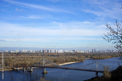 Fotografía view of the Dnipro river and the city of Kyiv
