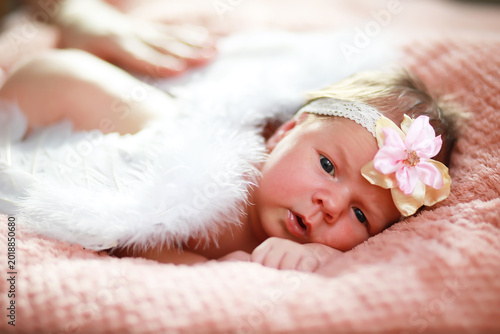 Schilderij op canvas A newborn baby lies in her mother's arms