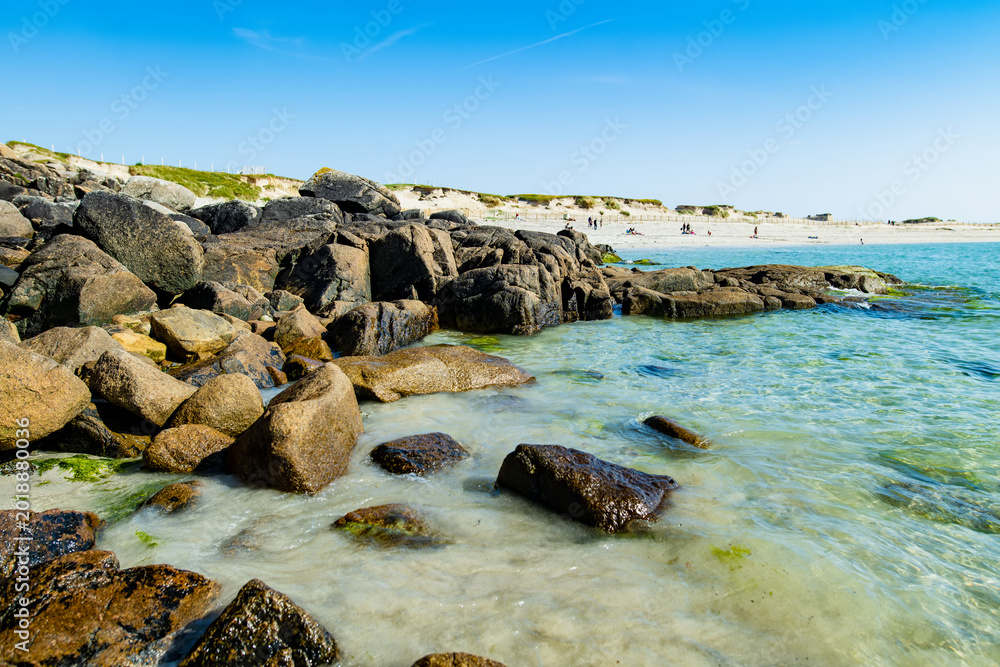 Obraz premium Rocky shoreline and turquoise water at Dogs Bay near Roundstone, Connemara, County Galway. Scenic white sand beach on the Wild Atlantic Way beside Gurteen Bay, Ireland