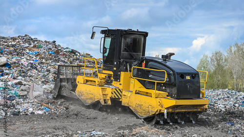 Fotografie Heavy industrial machinery working at a large landfill site