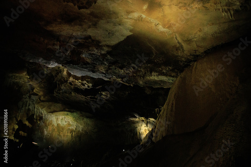 Foto Dramatic limestone cave interior featuring impressive stalactites and stalagmites formed over thousands of years