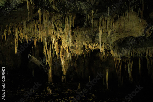 Foto Dramatic limestone cave interior featuring impressive stalactites and stalagmites formed over thousands of years